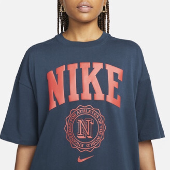 Nike - Sportswear Essentials Oversized T-Shirt - Picture 2 of 6